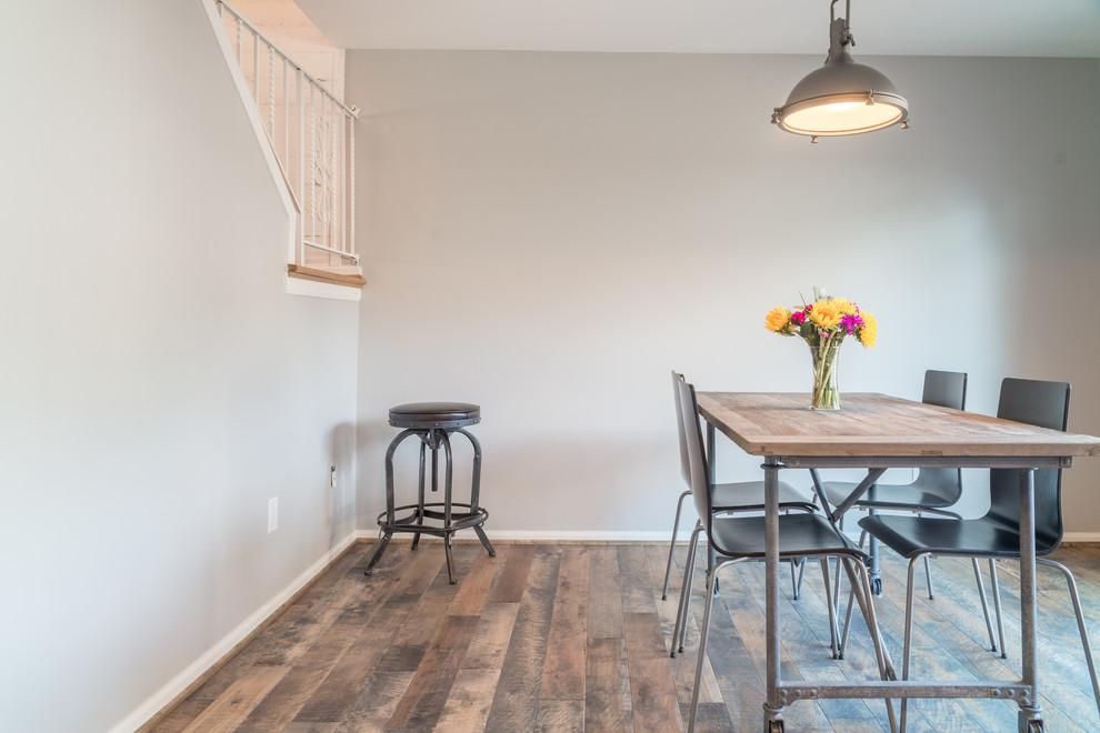 Ispirazione per una sala da pranzo aperta verso la cucina stile rurale di medie dimensioni con pareti grigie, pavimento in legno massello medio, pavimento multicolore e nessun camino