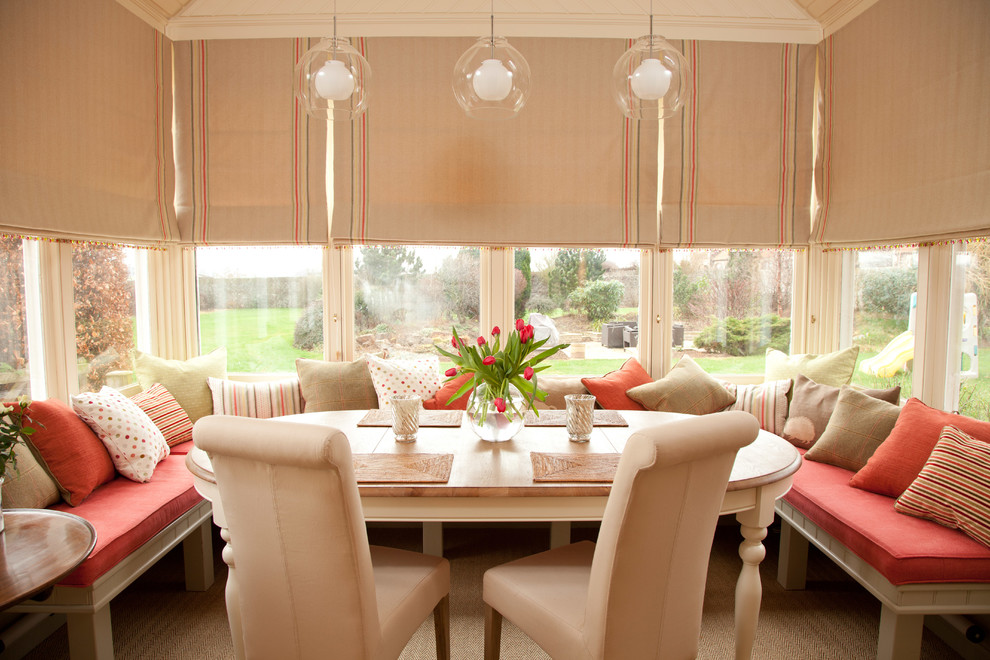 На фото: столовая в классическом стиле с ковровым покрытием