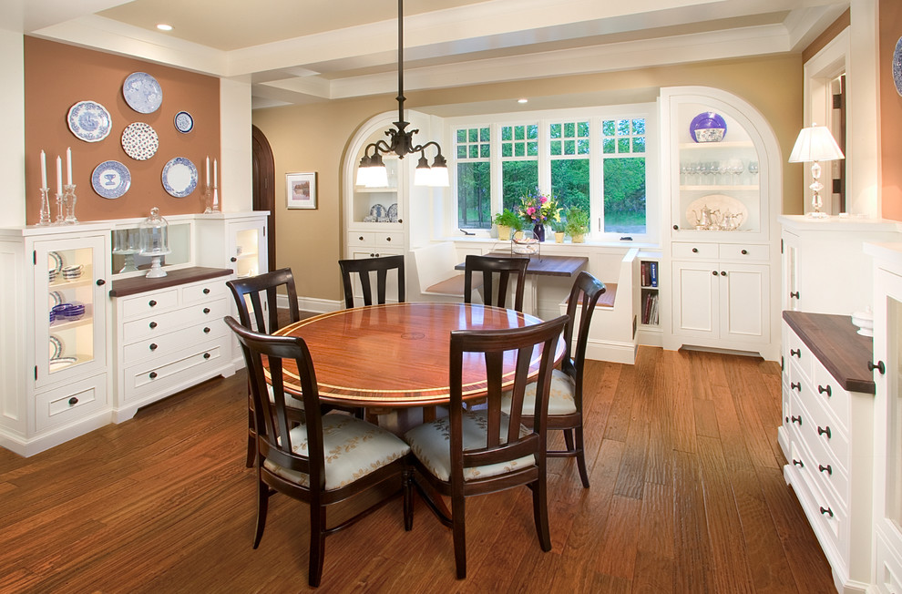 Immagine di una grande sala da pranzo aperta verso la cucina chic con pareti beige e parquet scuro