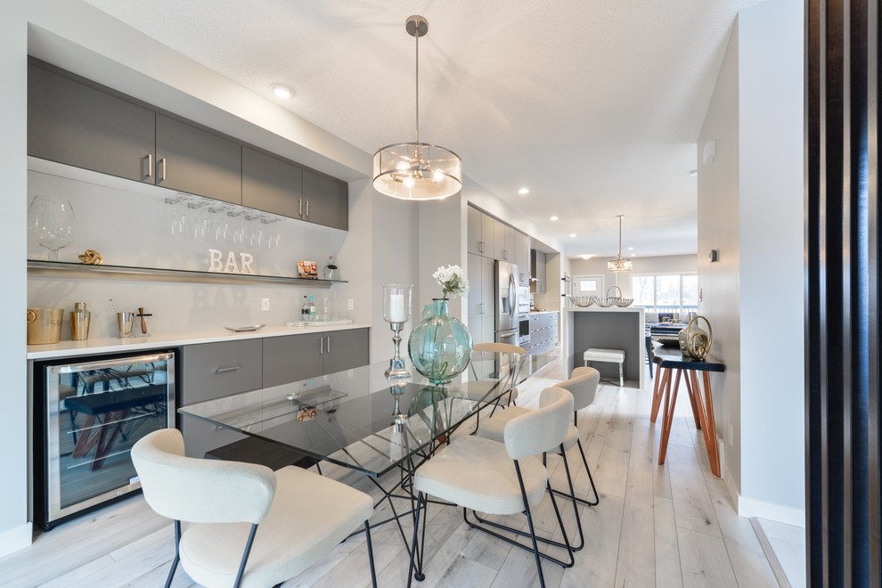 Große Moderne Wohnküche mit grauer Wandfarbe, Vinylboden und weißem Boden in Edmonton