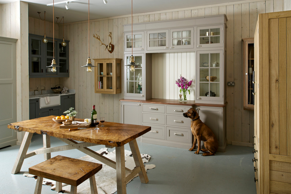 Foto di una sala da pranzo aperta verso la cucina stile rurale di medie dimensioni con pareti beige e pavimento blu
