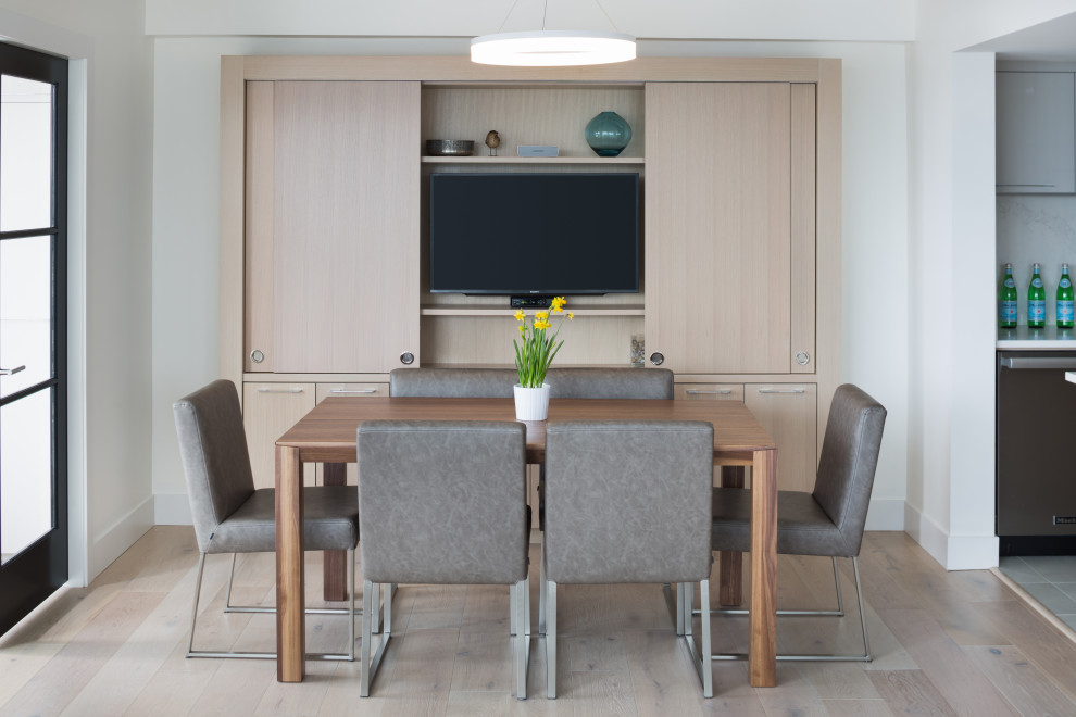 Esempio di una sala da pranzo aperta verso la cucina contemporanea di medie dimensioni con pareti bianche, pavimento in vinile e pavimento beige