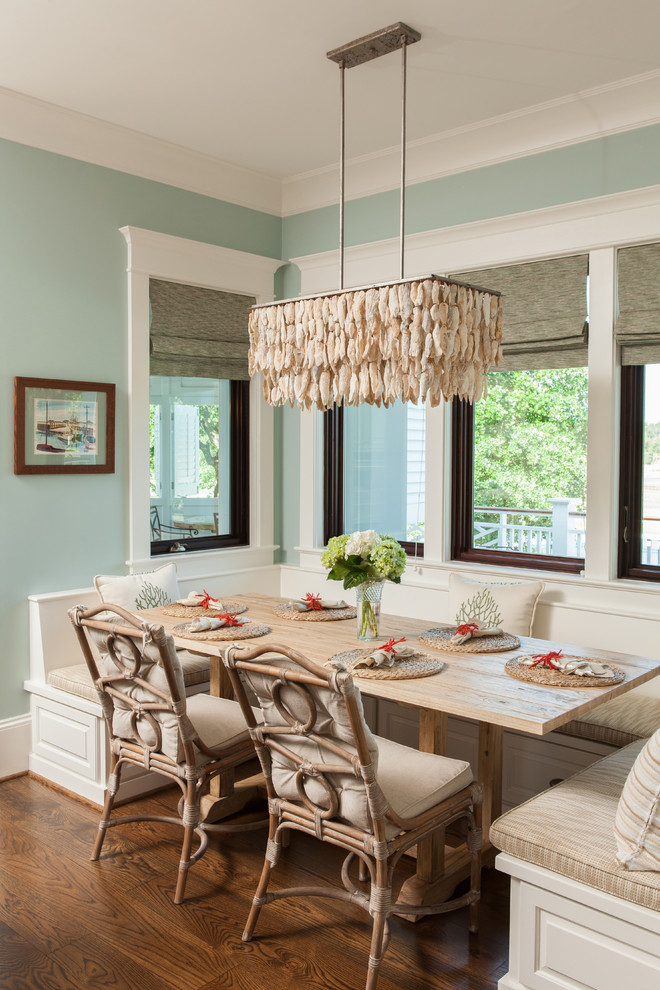 Immagine di una sala da pranzo aperta verso la cucina stile marinaro con pareti blu e parquet scuro