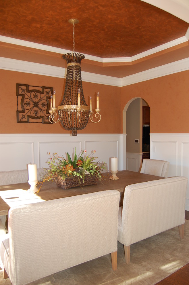 Exempel på en mellanstor eklektisk separat matplats, med orange väggar, heltäckningsmatta och beiget golv