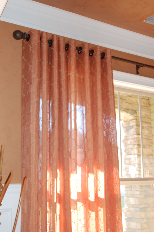 Geschlossenes, Mittelgroßes Stilmix Esszimmer ohne Kamin mit oranger Wandfarbe, Teppichboden und beigem Boden in Sonstige