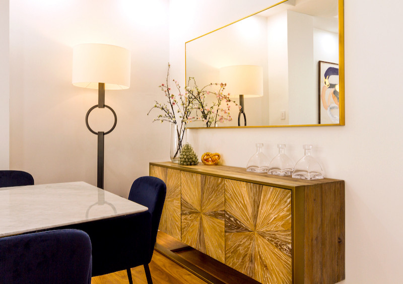 Ejemplo de comedor contemporáneo de tamaño medio abierto con paredes blancas, suelo de madera en tonos medios y suelo marrón