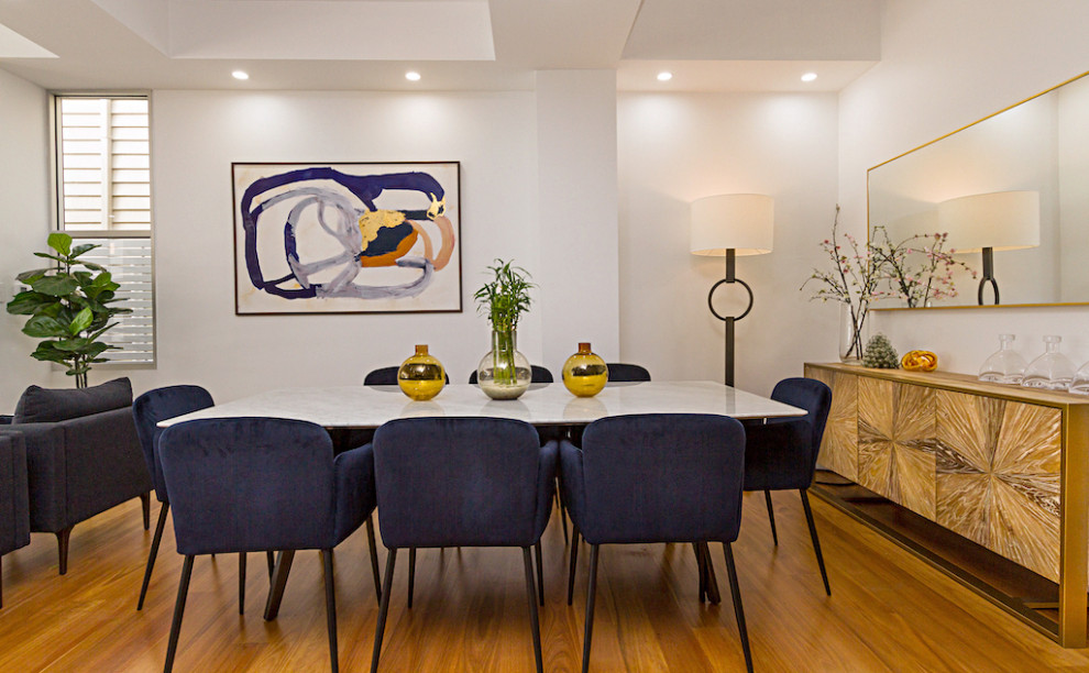 Foto de comedor contemporáneo de tamaño medio abierto con paredes blancas, suelo de madera en tonos medios y suelo marrón