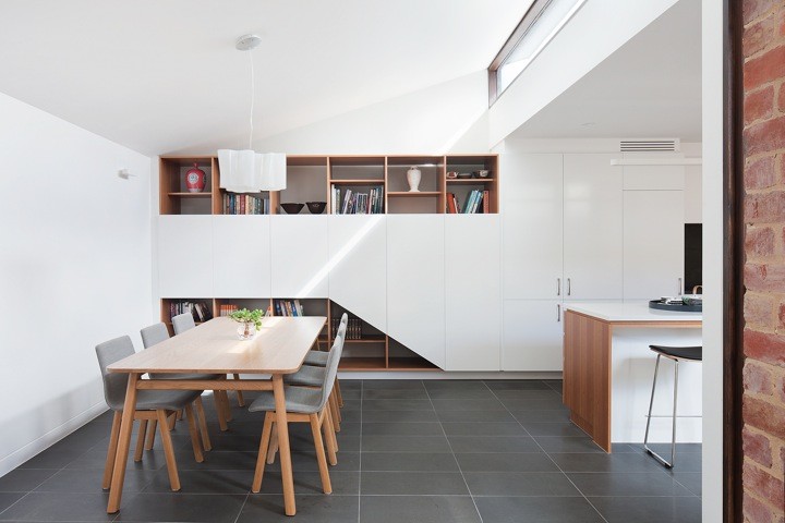 Immagine di una piccola sala da pranzo aperta verso la cucina contemporanea con pareti bianche, pavimento con piastrelle in ceramica e camino classico