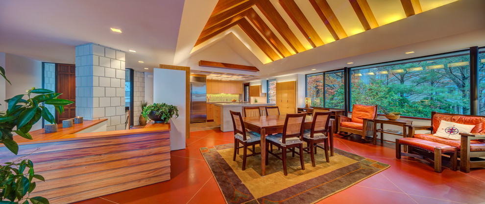 Ispirazione per una grande sala da pranzo aperta verso la cucina design con pareti beige e pavimento in terracotta