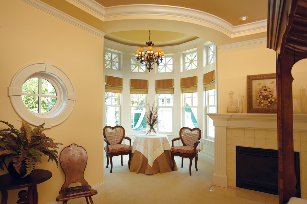 Exemple d'une salle à manger chic de taille moyenne et fermée avec un mur beige, moquette, une cheminée standard, un manteau de cheminée en carrelage et un sol marron.