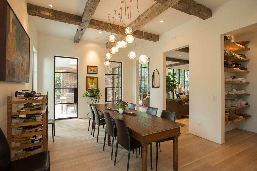 Immagine di una sala da pranzo chic con pareti bianche, parquet chiaro e pavimento marrone