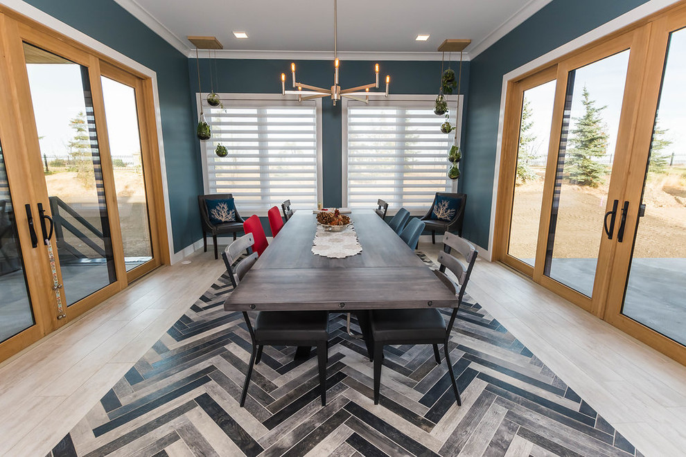 Cette image montre une grande salle à manger minimaliste fermée avec un mur bleu, un sol en carrelage de porcelaine et un sol gris.