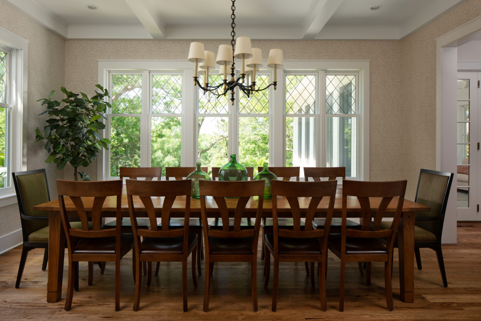 Exemple d'une salle à manger nature avec un mur beige, un sol en bois brun, un sol marron et du papier peint.