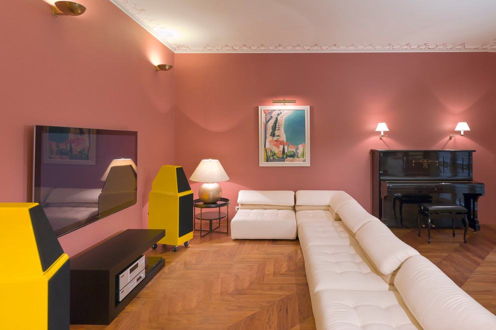 Geschlossenes, Großes Modernes Esszimmer mit rosa Wandfarbe und braunem Holzboden in Sankt Petersburg