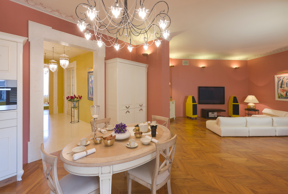 Foto di una grande sala da pranzo aperta verso il soggiorno minimal con pareti rosa