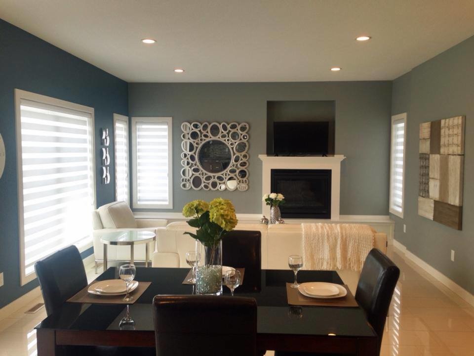 Immagine di una sala da pranzo aperta verso la cucina minimal di medie dimensioni con pareti blu, pavimento con piastrelle in ceramica, camino classico, cornice del camino in intonaco e pavimento beige