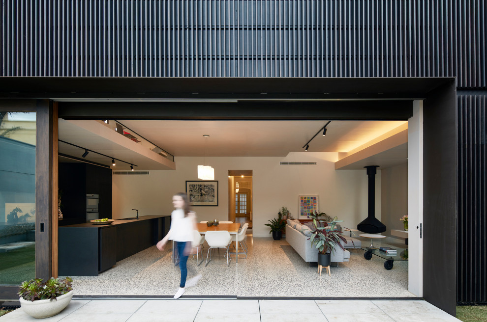 Offenes, Großes Modernes Esszimmer mit weißer Wandfarbe, Betonboden, Hängekamin und grauem Boden in Melbourne