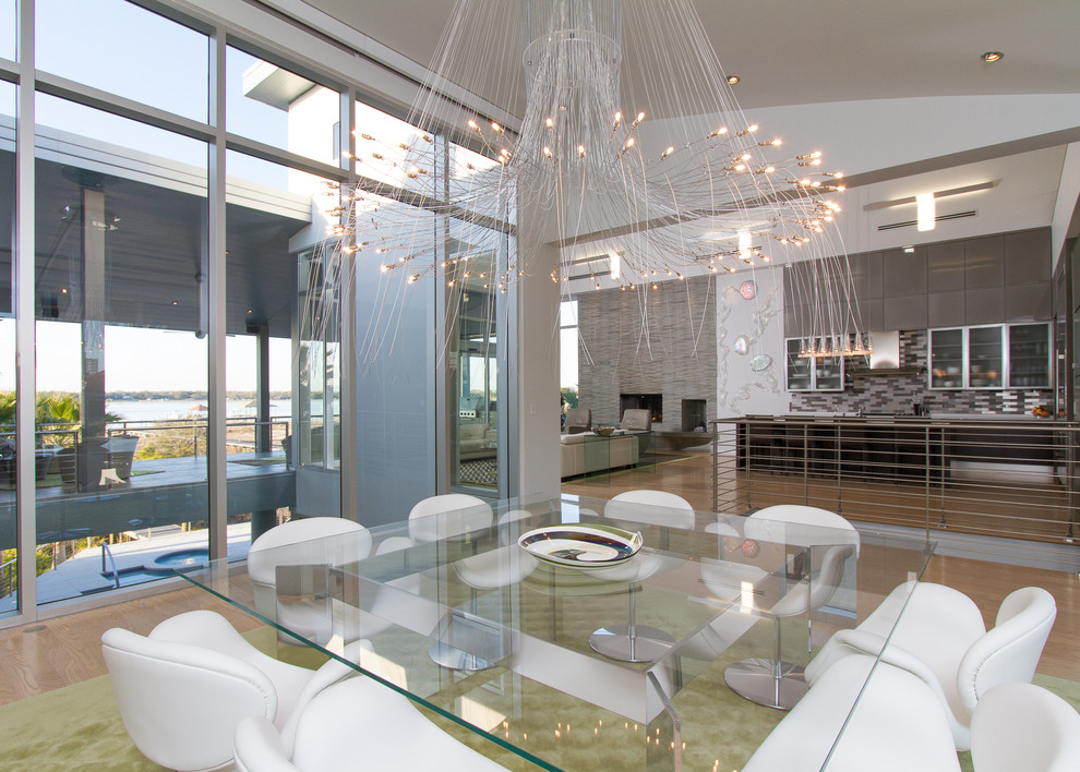 На фото: огромная кухня-столовая в современном стиле с серебряными стенами и светлым паркетным полом с
