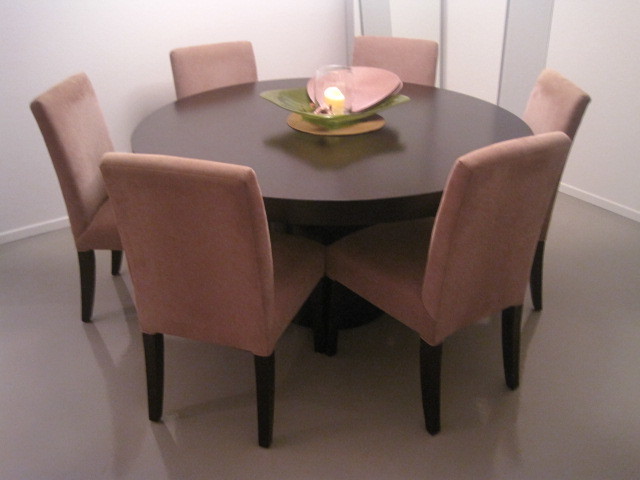 Example of a minimalist dining room design in Los Angeles