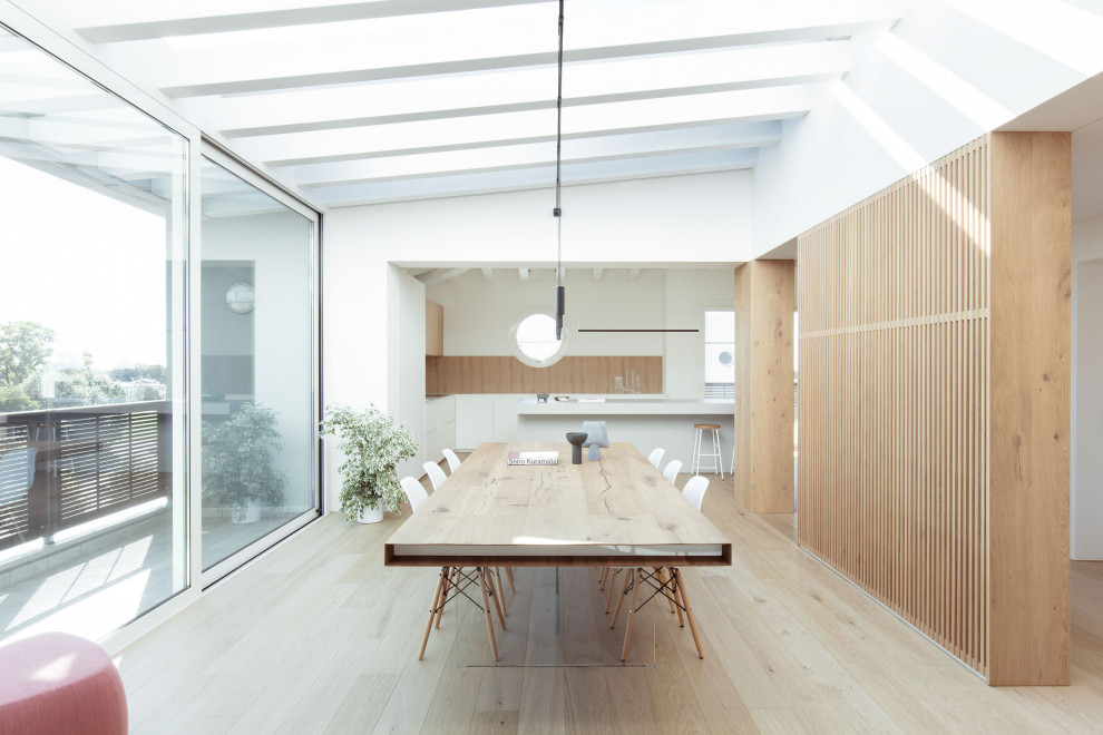 Esempio di una sala da pranzo minimal di medie dimensioni con pareti bianche, pavimento in legno massello medio e pavimento marrone