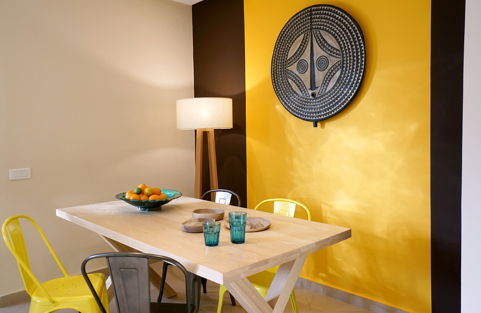 Diseño de comedor romántico de tamaño medio con paredes amarillas, estufa de leña, marco de chimenea de metal y suelo beige