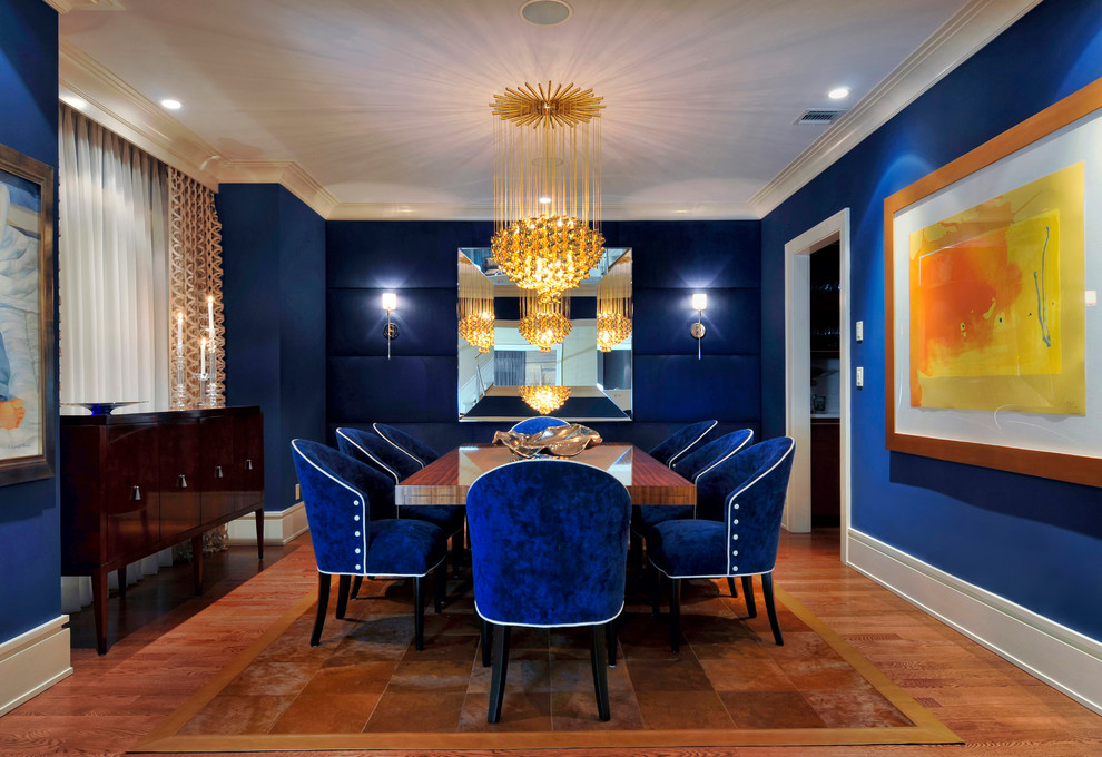 Источник вдохновения для домашнего уюта: отдельная столовая среднего размера в современном стиле с синими стенами, паркетным полом среднего тона и коричневым полом без камина