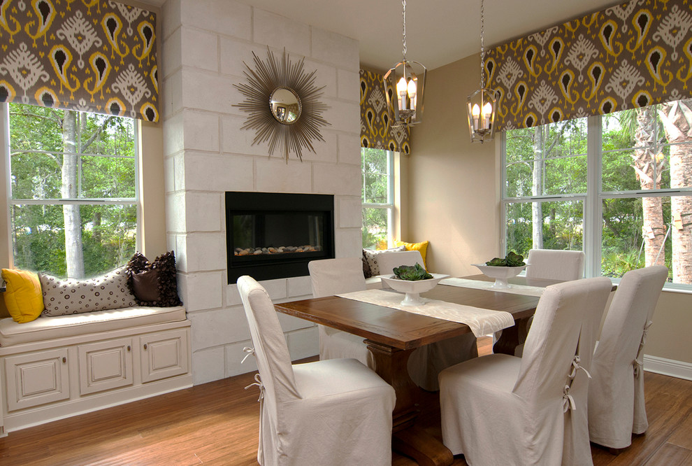Idées déco pour une salle à manger classique avec un mur beige, parquet foncé et une cheminée standard.