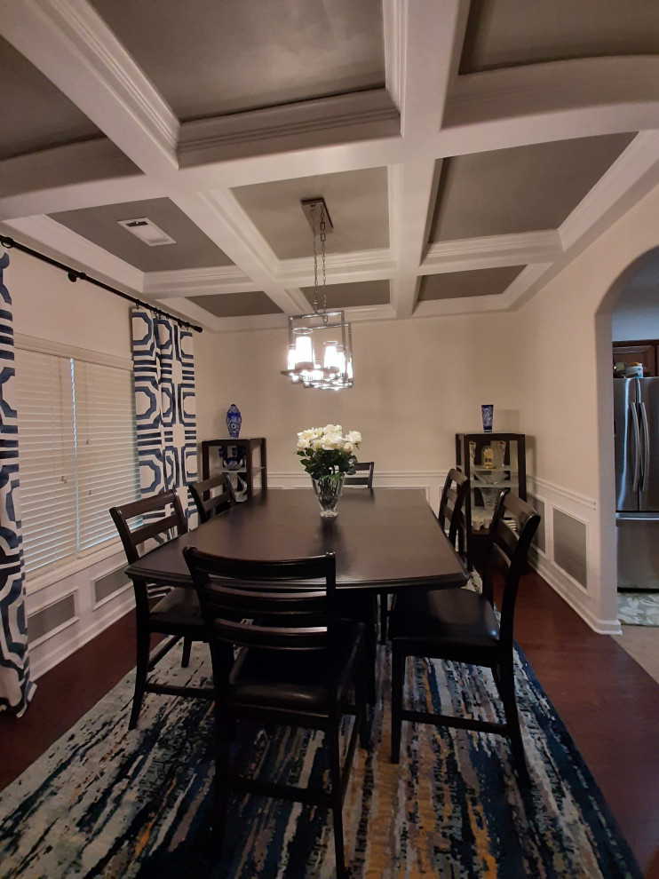 Foto di una sala da pranzo aperta verso la cucina moderna di medie dimensioni con pareti bianche, parquet scuro, nessun camino, pavimento marrone, soffitto a cassettoni e pannellatura
