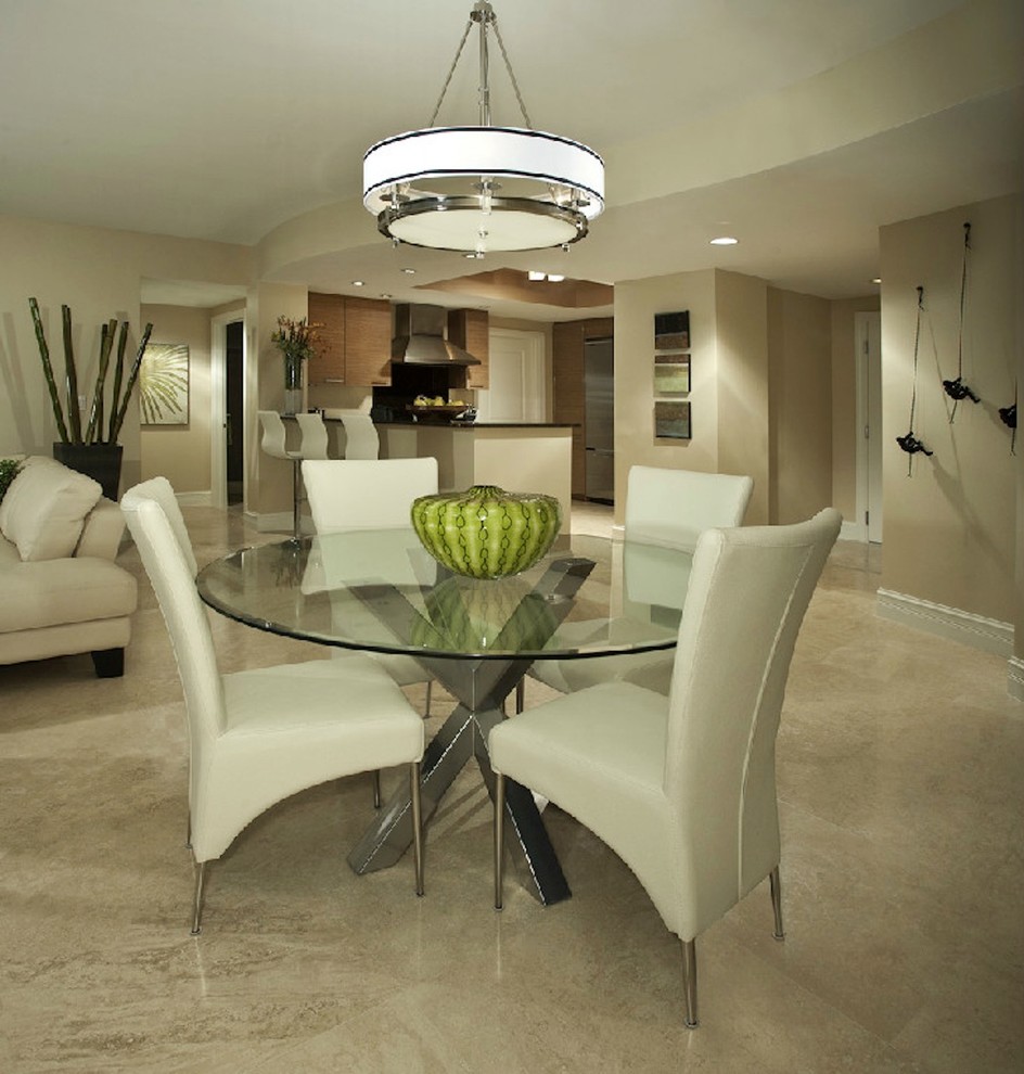 Réalisation d'une salle à manger ouverte sur la cuisine design de taille moyenne avec un mur beige et un sol en marbre.