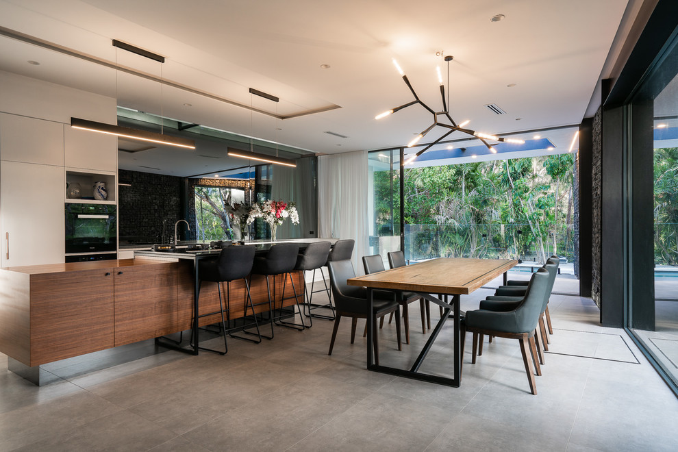 Стильный дизайн: кухня-столовая в современном стиле с бетонным полом и серым полом без камина - последний тренд