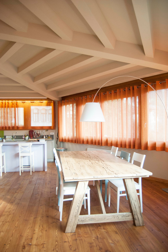 Ejemplo de comedor contemporáneo abierto con suelo de madera en tonos medios