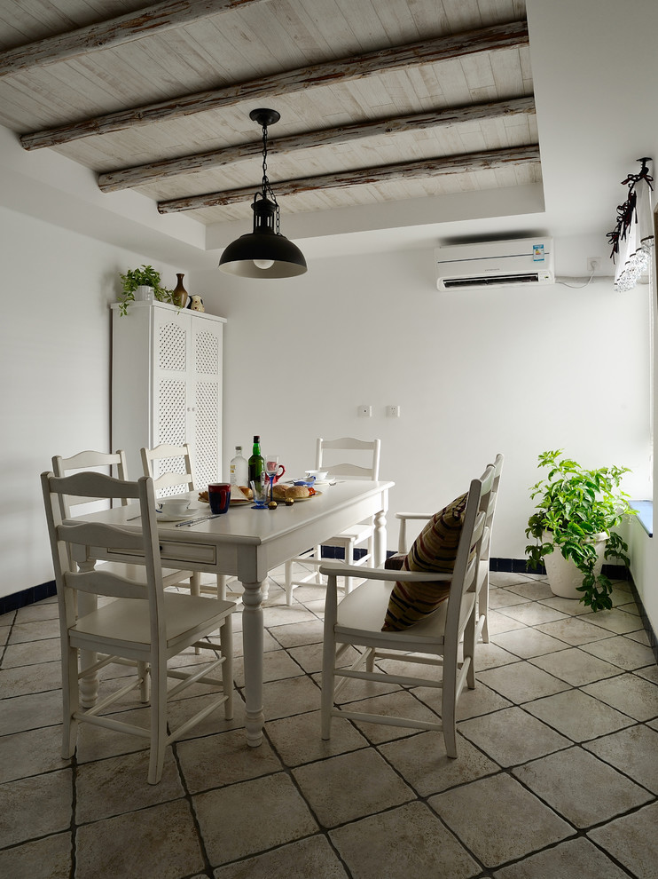 Idée de décoration pour une salle à manger méditerranéenne.