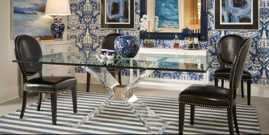 Стильный дизайн: гостиная-столовая среднего размера в стиле фьюжн с синими стенами, ковровым покрытием и бежевым полом без камина - последний тренд