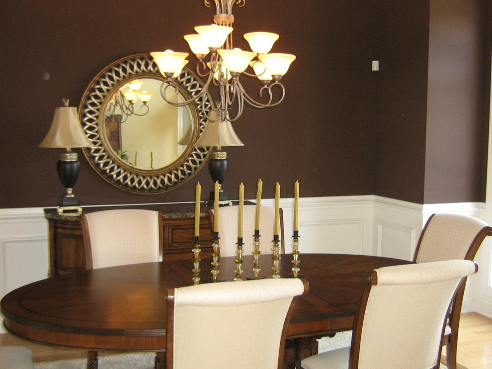 Стильный дизайн: кухня-столовая среднего размера в классическом стиле с коричневыми стенами и светлым паркетным полом - последний тренд