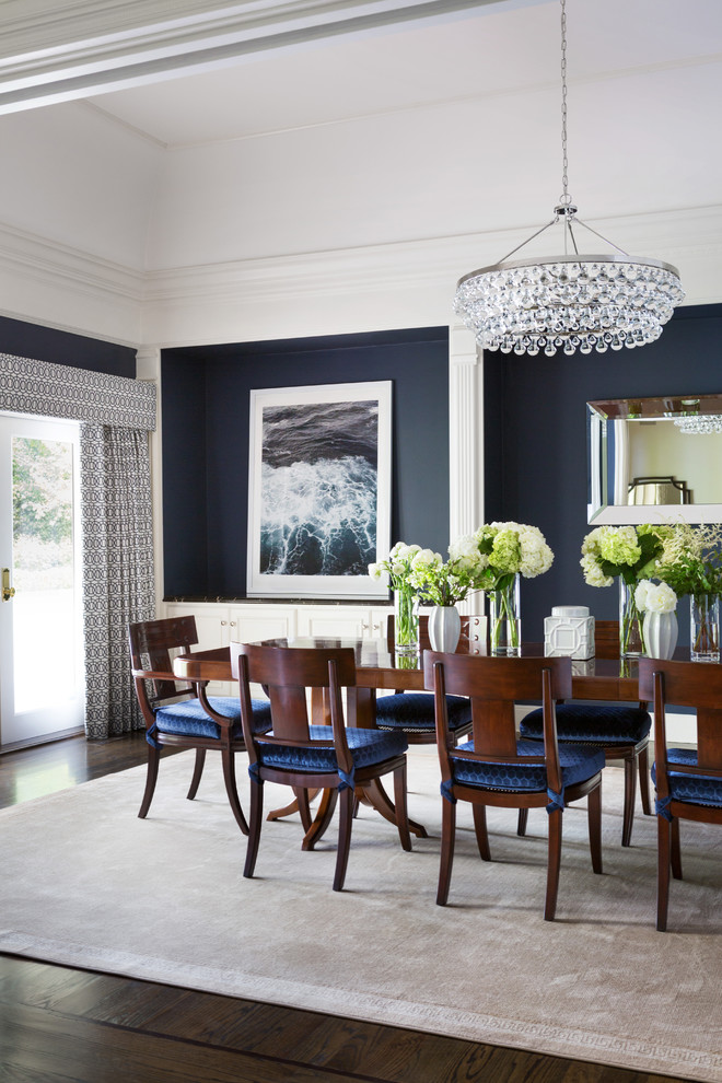 Свежая идея для дизайна: большая отдельная столовая в классическом стиле с синими стенами, ковровым покрытием и бежевым полом - отличное фото интерьера