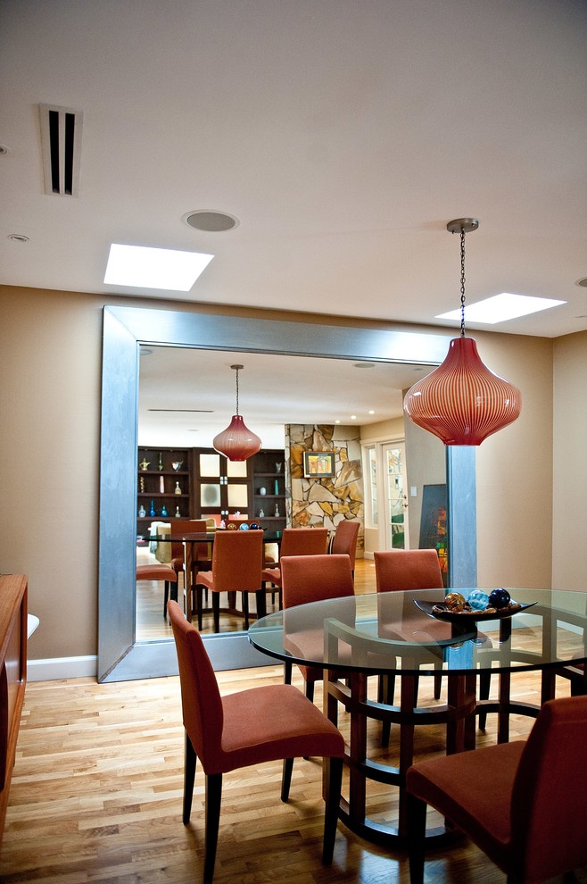 Idées déco pour une salle à manger contemporaine de taille moyenne et fermée avec un mur beige, un sol en bois brun et aucune cheminée.