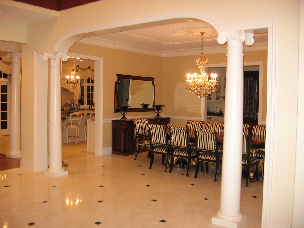 Aménagement d'une salle à manger ouverte sur la cuisine classique de taille moyenne avec un mur jaune, un sol en carrelage de porcelaine et aucune cheminée.