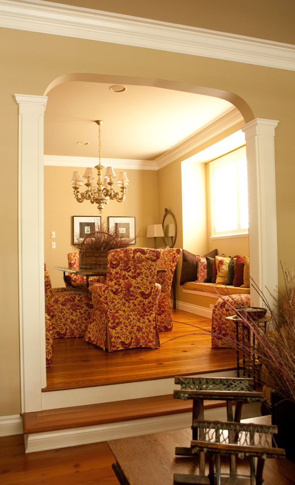 Diseño de comedor clásico con paredes beige y suelo de madera en tonos medios
