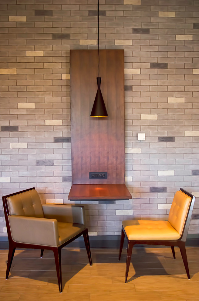 Réalisation d'une salle à manger vintage avec un mur gris et un sol en bois brun.