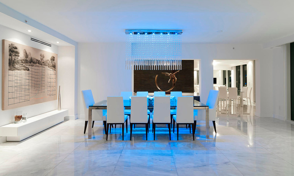 Idée de décoration pour une salle à manger design avec un mur blanc, aucune cheminée et un sol blanc.