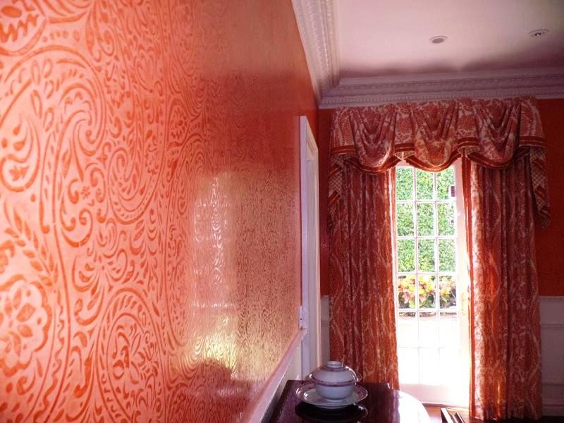 Klassisk inredning av en matplats, med orange väggar