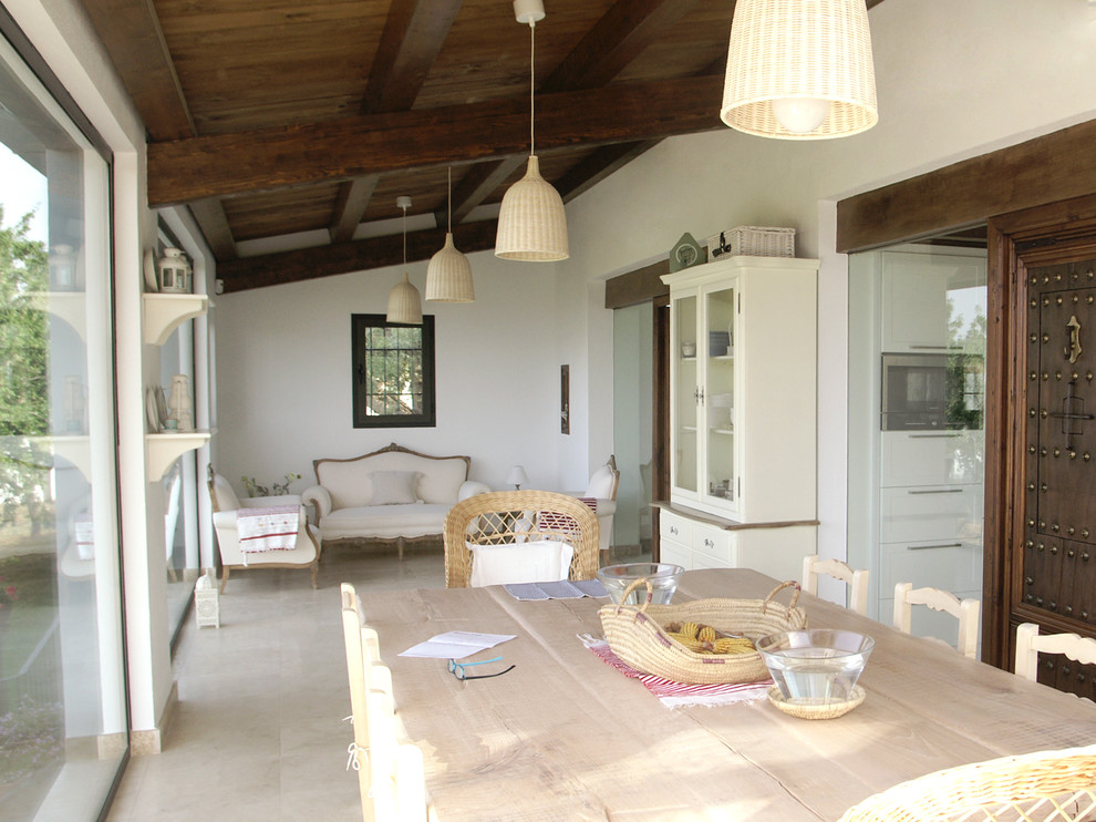 Idée de décoration pour une salle à manger champêtre de taille moyenne avec un mur blanc et un sol en marbre.