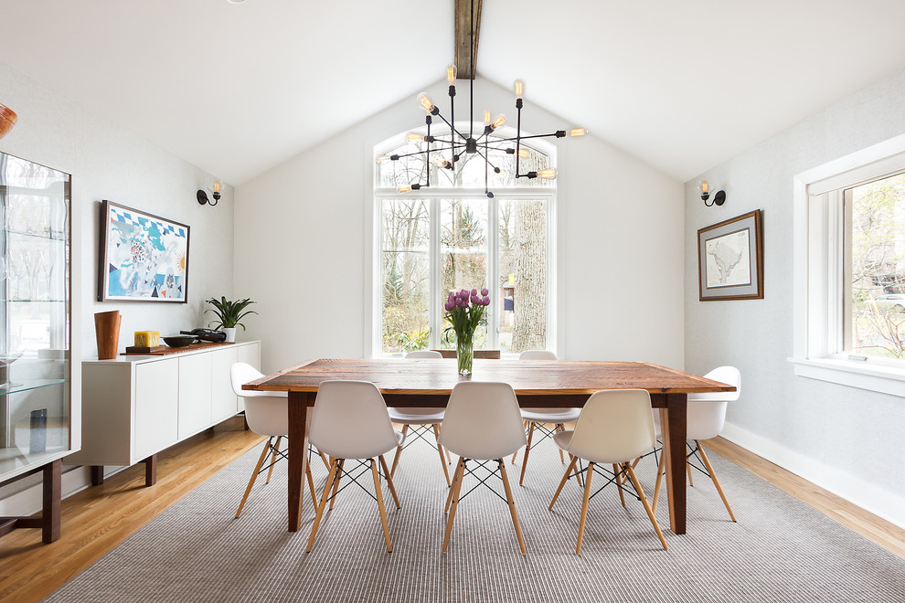 Idee per una sala da pranzo country con pareti bianche, pavimento in legno massello medio e pavimento beige