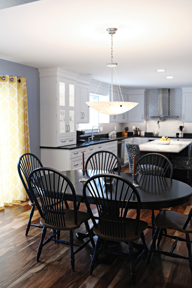 Свежая идея для дизайна: маленькая кухня-столовая в классическом стиле с серыми стенами и паркетным полом среднего тона для на участке и в саду - отличное фото интерьера