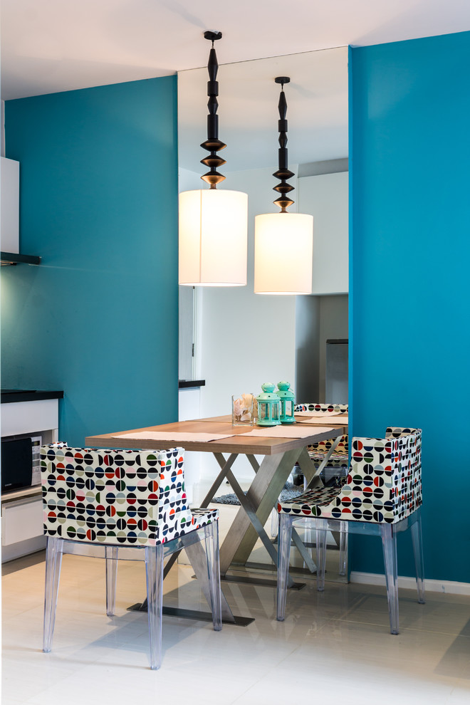 Источник вдохновения для домашнего уюта: маленькая кухня-столовая в современном стиле с синими стенами, полом из керамогранита и белым полом для на участке и в саду