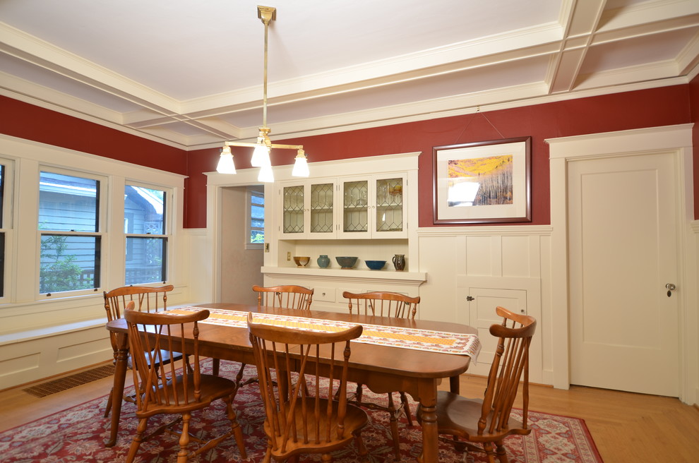 Esempio di una grande sala da pranzo stile americano chiusa con pareti rosse e parquet chiaro
