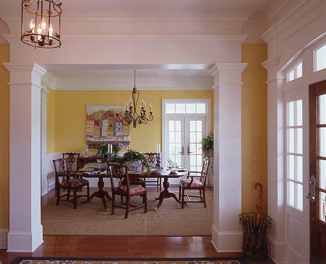 Foto di una sala da pranzo tradizionale chiusa e di medie dimensioni con pareti gialle, pavimento in legno massello medio, nessun camino e pavimento marrone