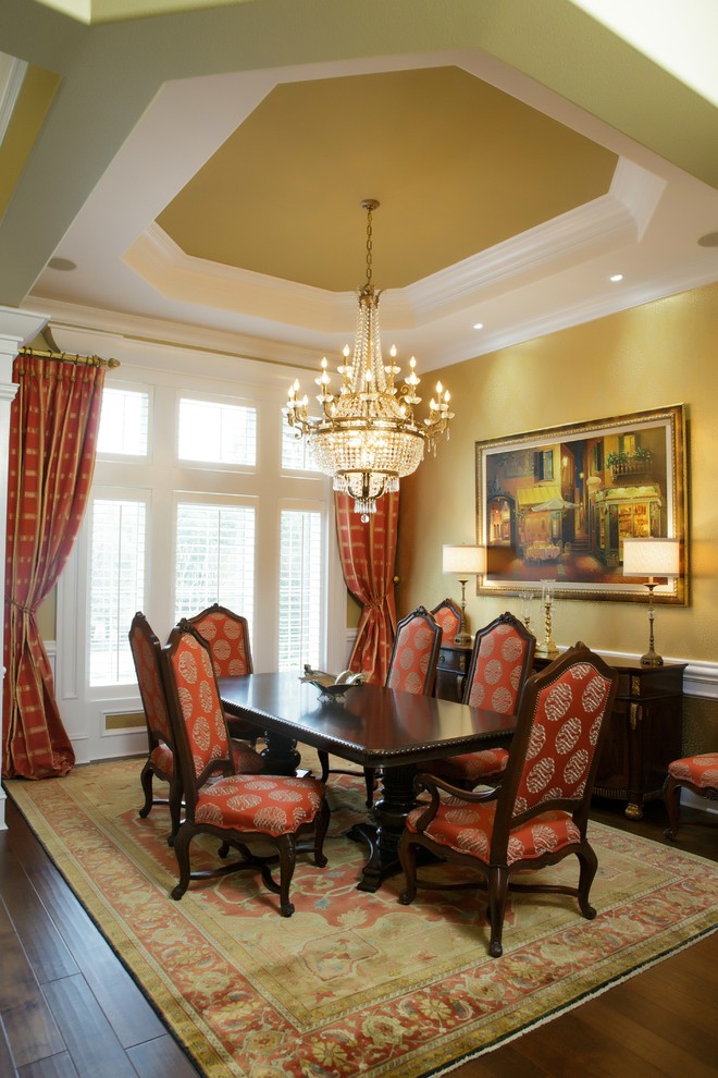 Foto di un'ampia sala da pranzo tradizionale chiusa con pareti beige e parquet scuro
