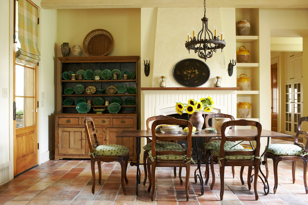 Foto på en vintage matplats, med beige väggar, en standard öppen spis och klinkergolv i terrakotta