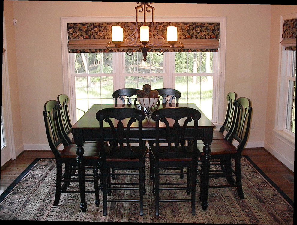 Immagine di una sala da pranzo classica chiusa e di medie dimensioni con parquet scuro, pareti beige e pavimento marrone